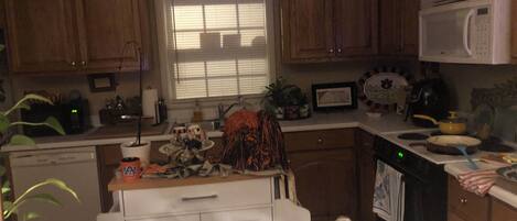 Een microgolfoven, een oven, een kookplaat, een vaatwasser