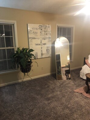 Interior - Charming 2-bedroom townhome in welcoming Auburn with AC, WiFi, 1897 Sqare feet (Auburn)