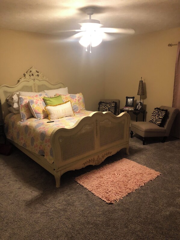 2 habitaciones, escritorio, tabla de planchar con plancha y wifi gratis 