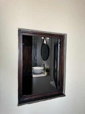 A bathroom with a white sink, a mirror, and a small potted plant. - Herdade da Yucca (Alandroal)