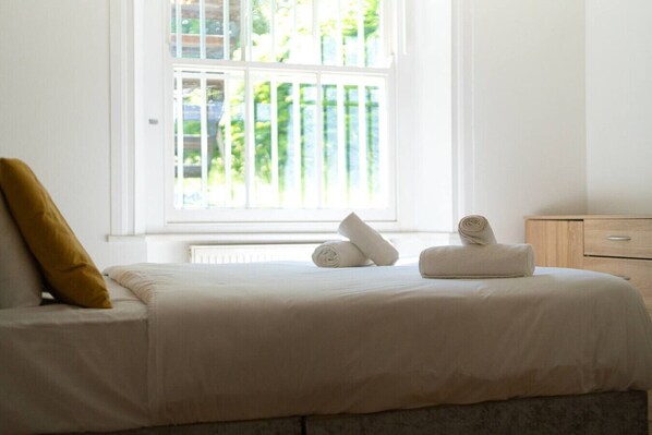 3 habitaciones, tabla de planchar con plancha, cuna de viaje y wifi