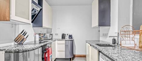 Kühlschrank, Mikrowelle, Ofen, Herdplatte