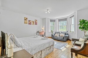 3 habitaciones, tabla de planchar con plancha, cuna de viaje y wifi