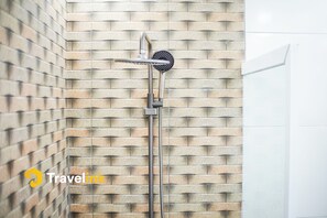 豪華平房, 山景 | 浴室 | 免費盥洗用品、毛巾、肥皂、洗髮精