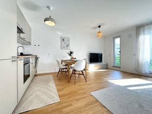 Fridge, oven, stovetop, dishwasher