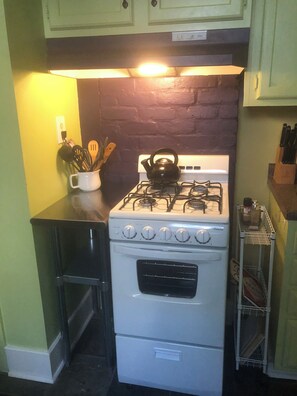 Kjøleskap, mikrobølgeovn, ovn og kokeplater