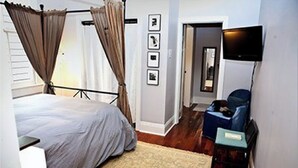 1 bedroom, iron/ironing board, travel cot, WiFi - Cozy, Humble 1-Bedroom Near Ferry - Great for Travel Nurses! (New Orleans)