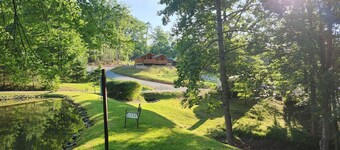 Cozy one bedroom cabin in charming Hiawassee with WiFi, AC & Heat