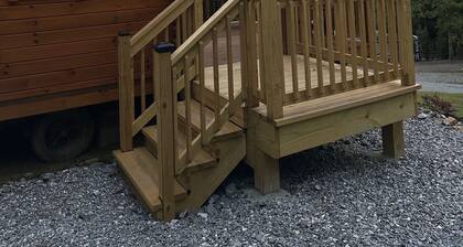 Cozy one bedroom cabin in charming Hiawassee with WiFi, AC & Heat