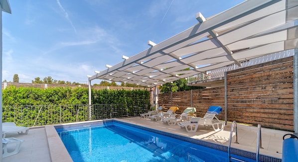 Una piscina al aire libre, una piscina climatizada