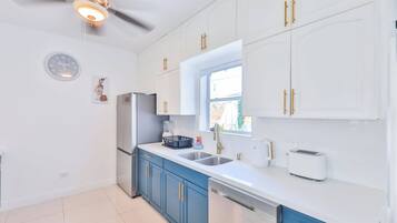 KylskÄp, mikrovÄgsugn, ugn och spishÀll