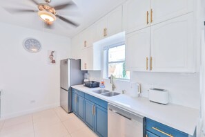 Frigorífico, microondas, horno y placa de cocina