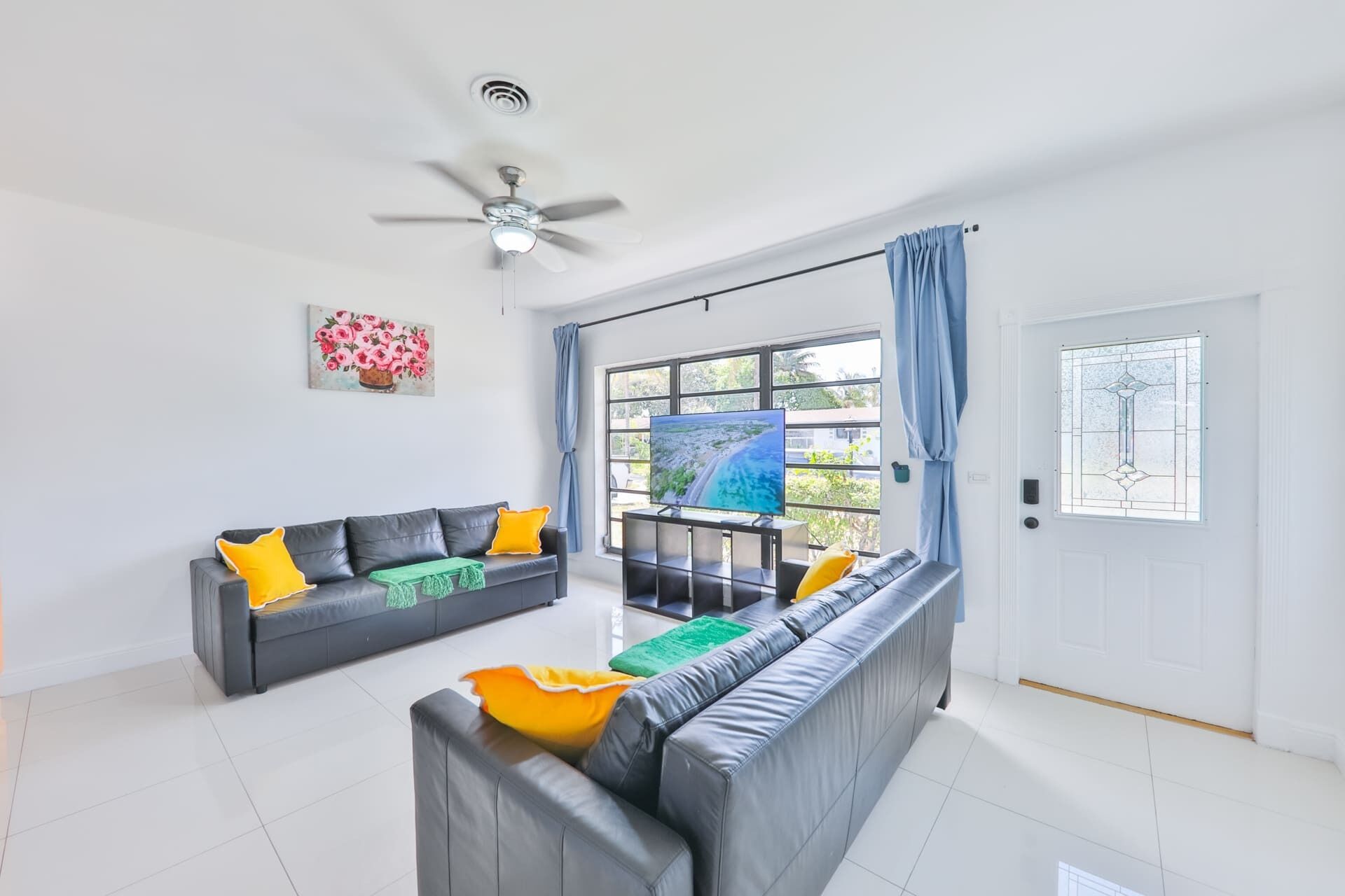 Smart-tv, ett bordtennisbord och böcker