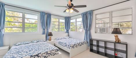 5 dormitorios, tabla de planchar con plancha, cuna de viaje