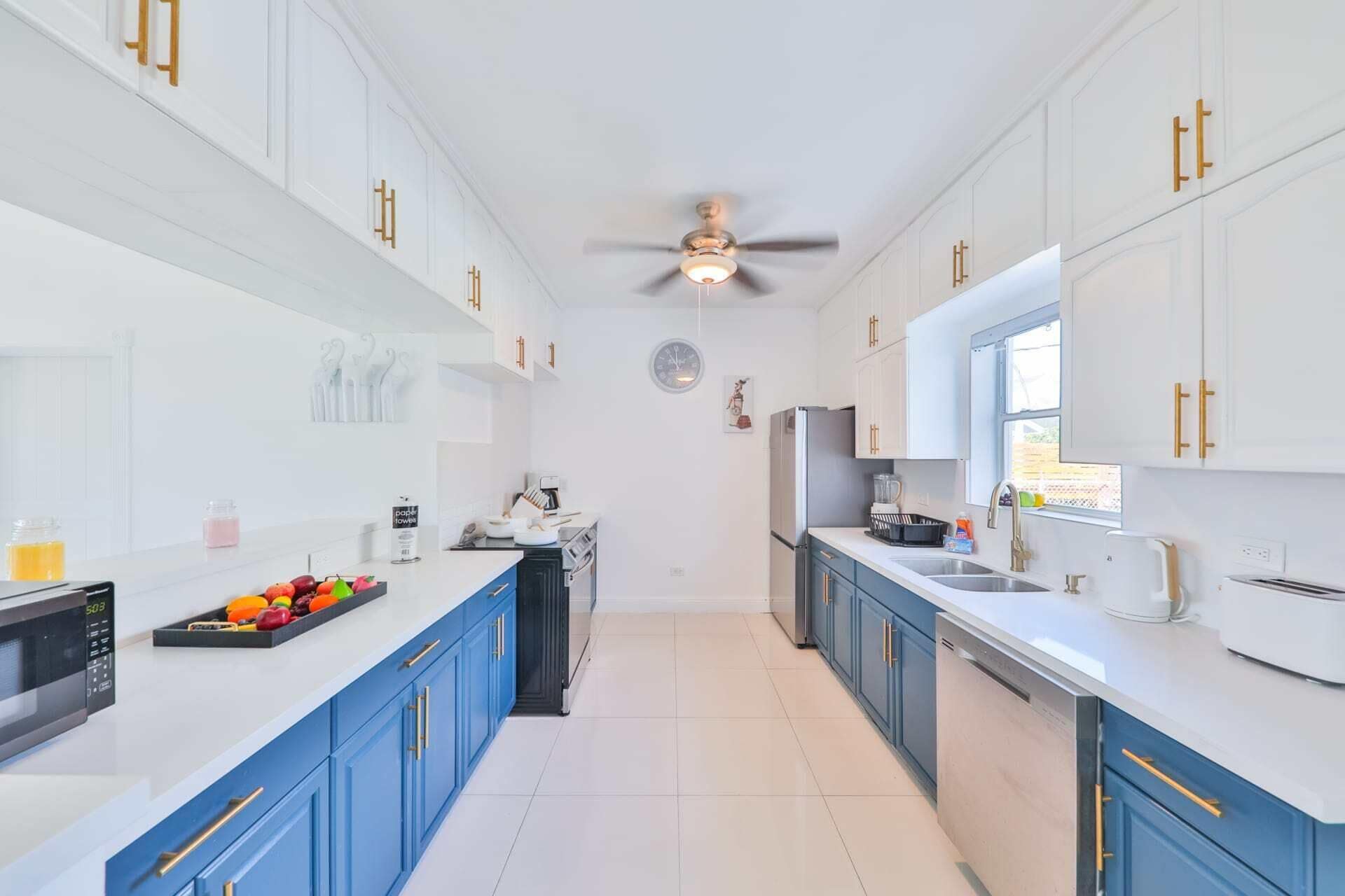 Kylskåp, mikrovågsugn, ugn och spishäll