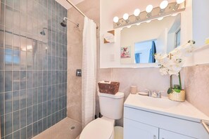 Een haardroger, handdoeken, zeep, shampoo