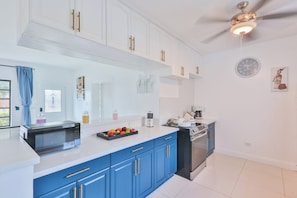 Kjøleskap, mikrobølgeovn, ovn og kokeplater