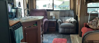 Cozy 1-bedroom camper in nice High Springs with AC