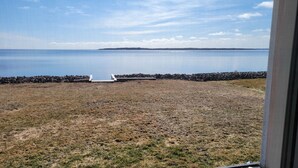 A view of a beach with a rocky shoreline and a clear sky. - Oceanfront cottage with private beach access near Shediac, New Brunswick (Grande-Digue)