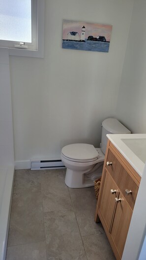 Douche, serviettes fournies, papier de toilette