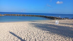 På stranden