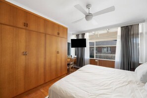 1 slaapkamer, een bureau, een strijkplank/strijkijzer, gratis wifi
