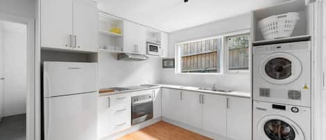Réfrigérateur, four à micro-ondes, un four, surface de cuisson