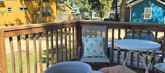 Cozy cabin with WiFi and AC in peaceful Willis just a few steps from the lake