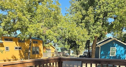Cozy cabin with WiFi and AC in peaceful Willis just a few steps from the lake