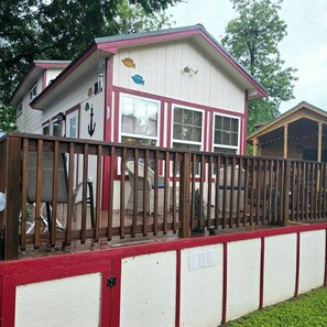 Property grounds - Cozy cabin with WiFi and AC in peaceful Willis just a few steps from the lake (Willis)