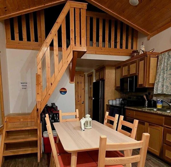 Dining - Cozy cabin with WiFi and AC in peaceful Willis just a few steps from the lake (Willis)