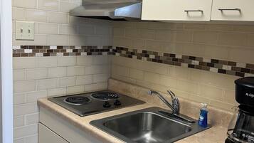 Refrigerador, microondas, parrilla de estufa y cafetera y tetera