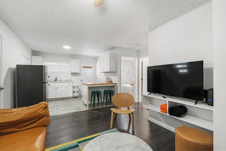 2 bedrooms, WiFi, bed sheets. The Grove 1/2 mile from Boyne Mountain Sleeps 4