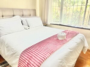 4 slaapkamers, een strijkplank/strijkijzer, gratis wifi, beddengoed