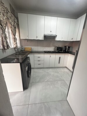 Een koelkast, een microgolfoven, een oven, een kookplaat