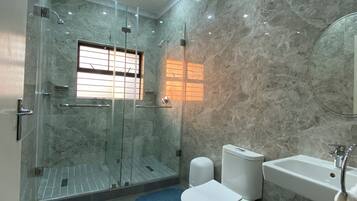 Douche, sĂšche-cheveux, serviettes fournies, savon