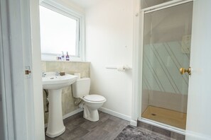 Shower - Templand Cottage - a cottage that sleeps 6 guests in 3 bedrooms (Thornhill)