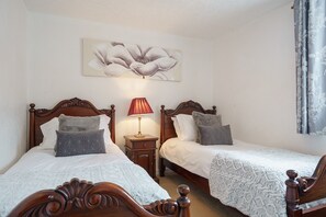 2 bedrooms, WiFi, bed sheets - Thomas Carlyle Cottage - a cottage that sleeps 4 guests  in 2 bedrooms (Thornhill)