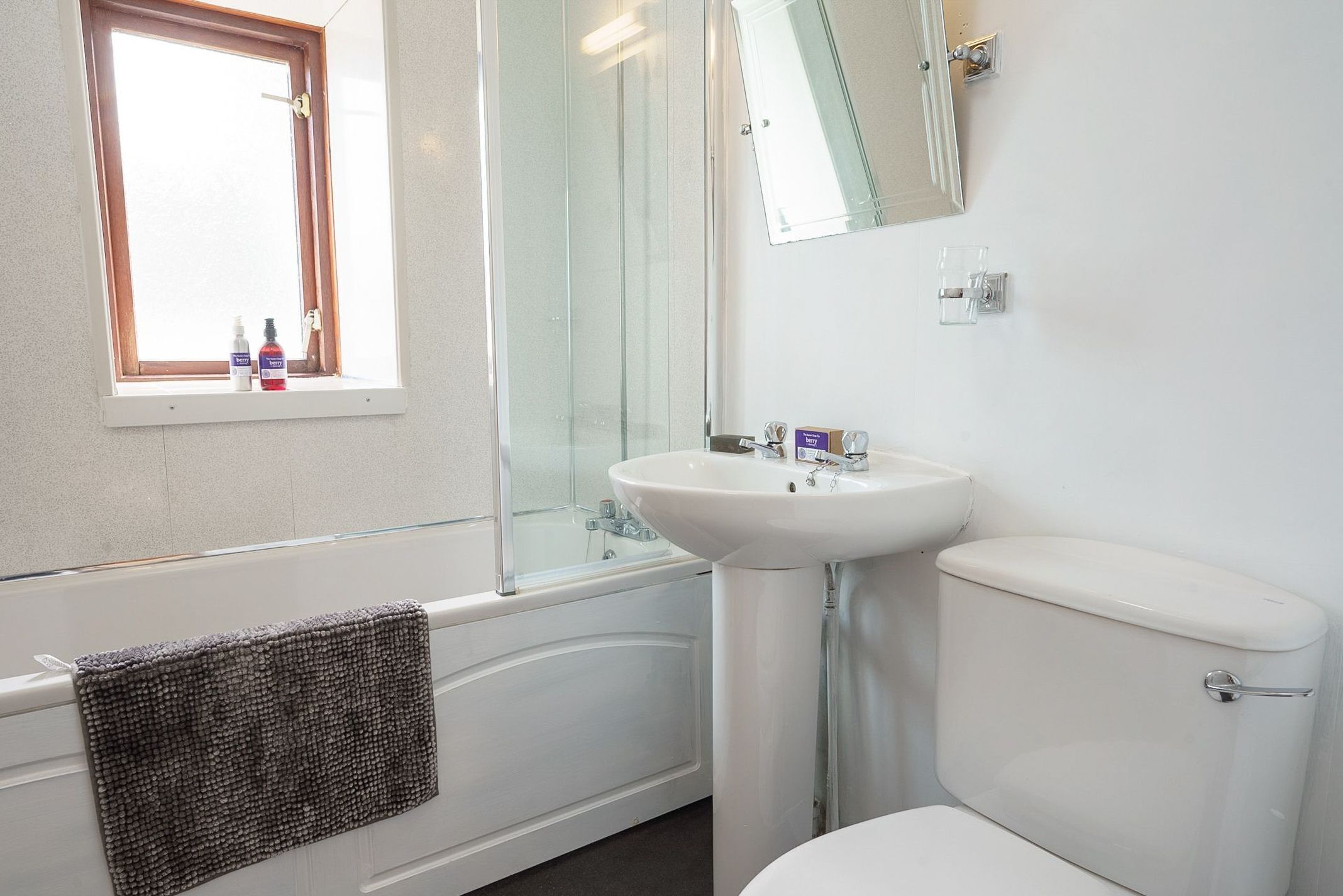 Une salle de bain avec une baignoire, un lavabo et des toilettes.