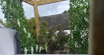 Morton Cottage - a cottage that sleeps 2 guests in 1 bedroom