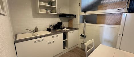 Réfrigérateur, four à micro-ondes, un four, surface de cuisson
