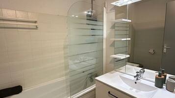 Douche, sèche-cheveux, serviettes fournies