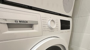 A Bosch washing machine with a control panel, a front-loading door, and a vent on top. - Serenity - In the heart of the Dax thermal baths (Dax)