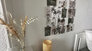 A wall with framed animal illustrations, a wicker basket, and dried plants. - Serenity - In the heart of the Dax thermal baths (Dax)