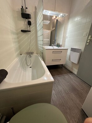 Douche, sèche-cheveux, serviettes fournies