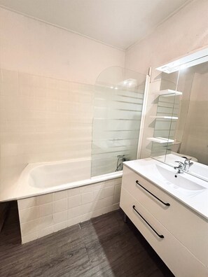 Serviettes fournies, savon, papier toilette