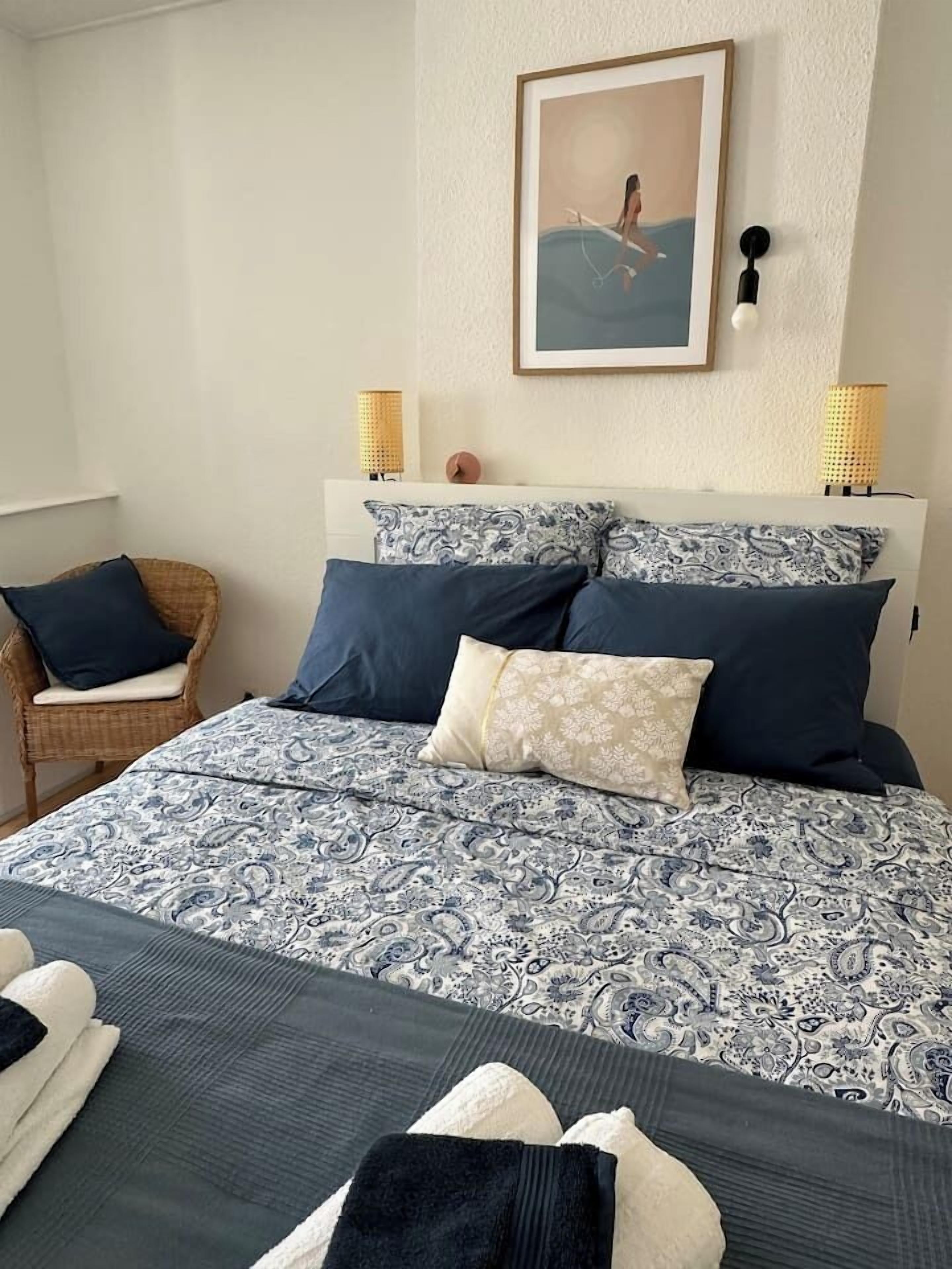 1 habitación, tabla de planchar con plancha y cuna de viaje 