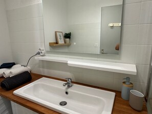 Douche, sèche-cheveux, serviettes fournies