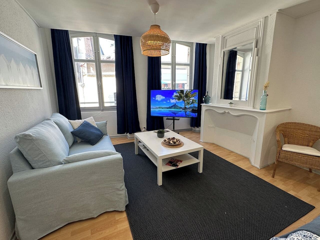 Una Smart TV, videojuegos, libros, una biblioteca de música