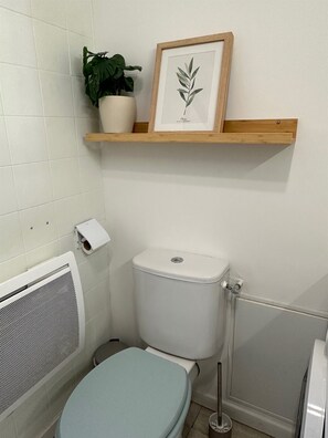 Dusj, hårføner og håndklær
